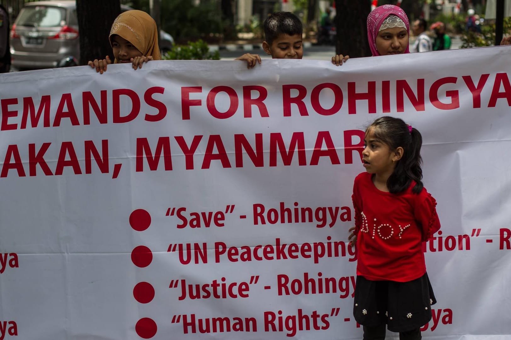 Angehörige der muslimischen Midnerheit Rohingya protestieren vor dem UN-Flüchtlingshilfswerk (UNHCR), um die Gewalt gegen die Rohingya einzudämmen.