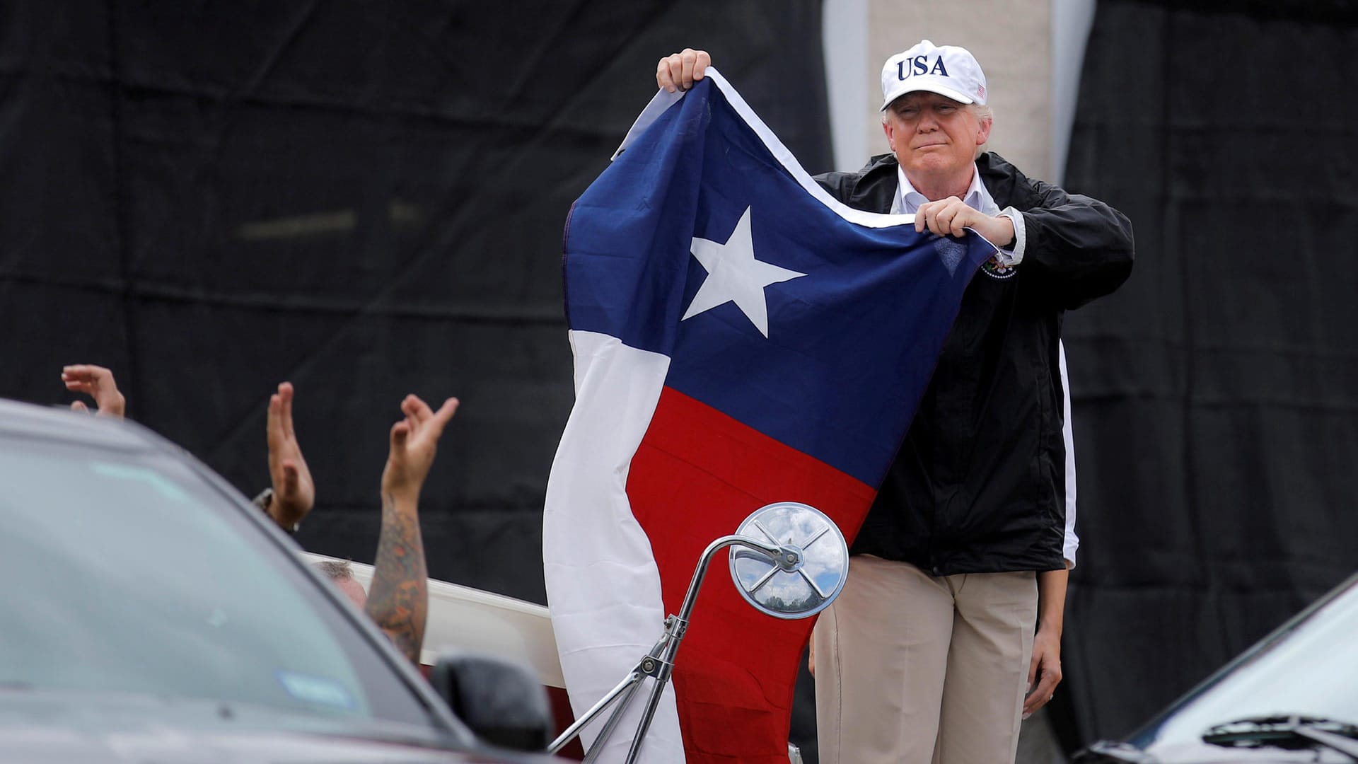 US-Präsident Trump hält in Corpus Christi eine Fahne des US-Staates Texas in den Händen, während ihm seine Anhänger zujubeln. US-Präsident Trump hält in Corpus Christi eine Fahne des US-Staates Texas in den Händen, während ihm seine Anhänger zujubeln.