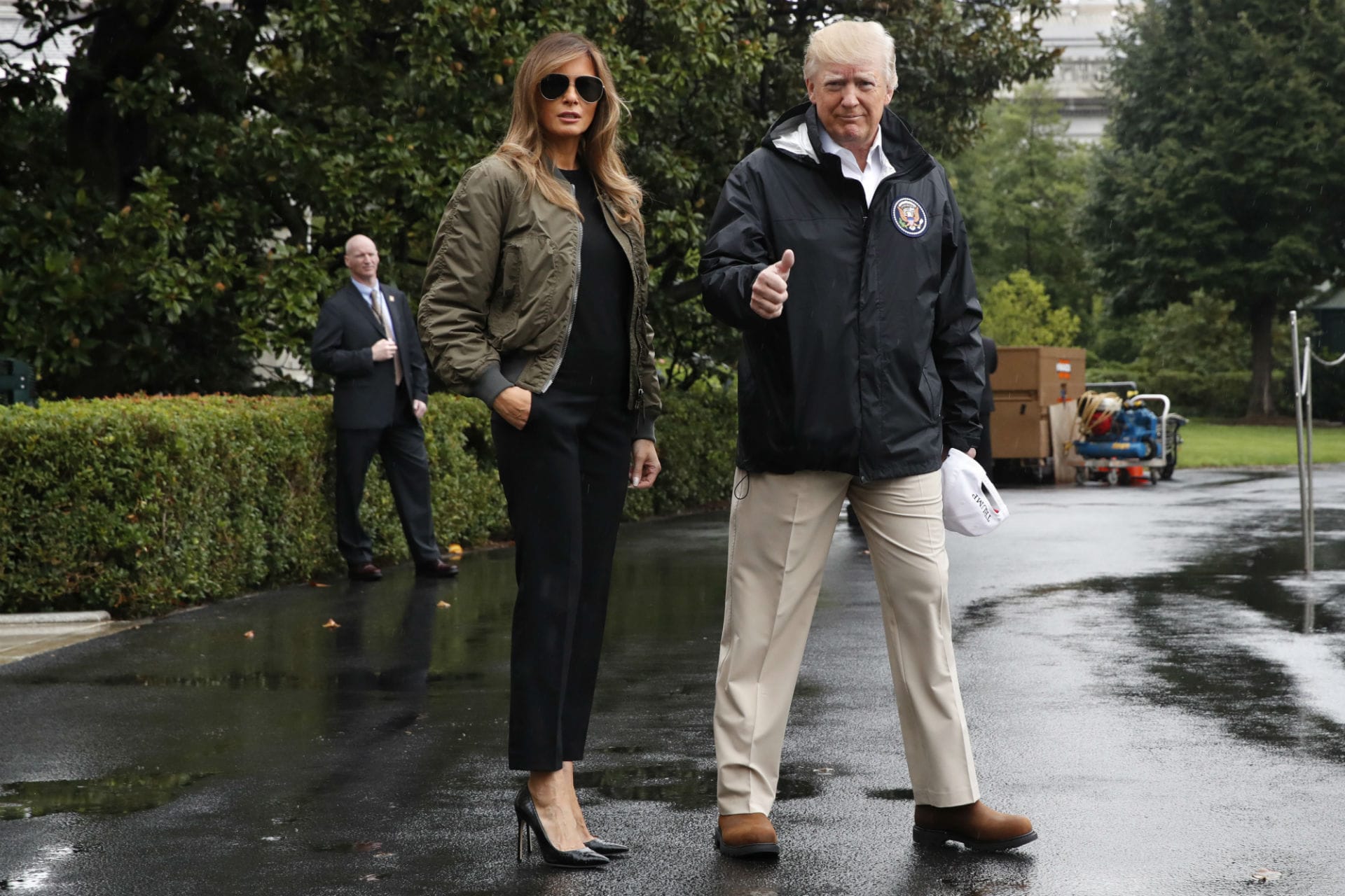 Melania Trump mit Bomberjacke, Pilotenbrille und Stilettos vor dem Abflug in Richtung Texas.