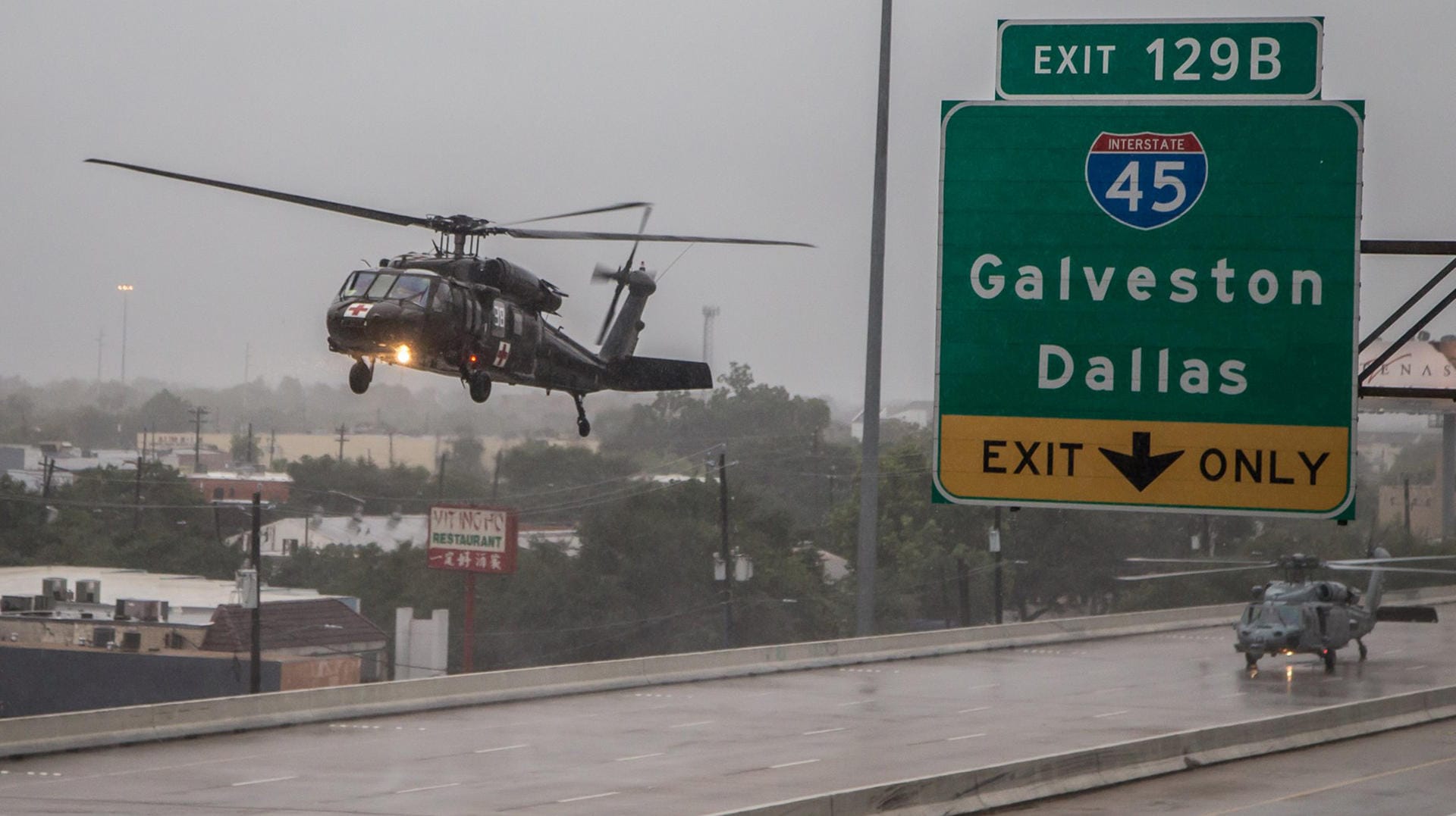 Rettungshubschrauber landen auf einer Straßenüberführung in Houston. Rettungshubschrauber landen auf einer Straßenüberführung in Houston.
