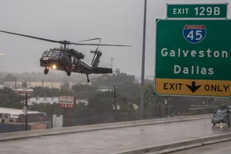 Rettungshubschrauber landen auf einer Straßenüberführung in Houston.