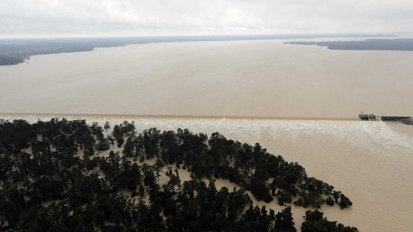 Am überfüllten Stausee Lake Houston läuft Wasser über die Krone des Dammes.