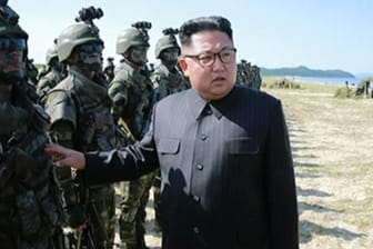 Staatschef Kim besucht Elitetruppen bei einer Übung in Nordkorea.
