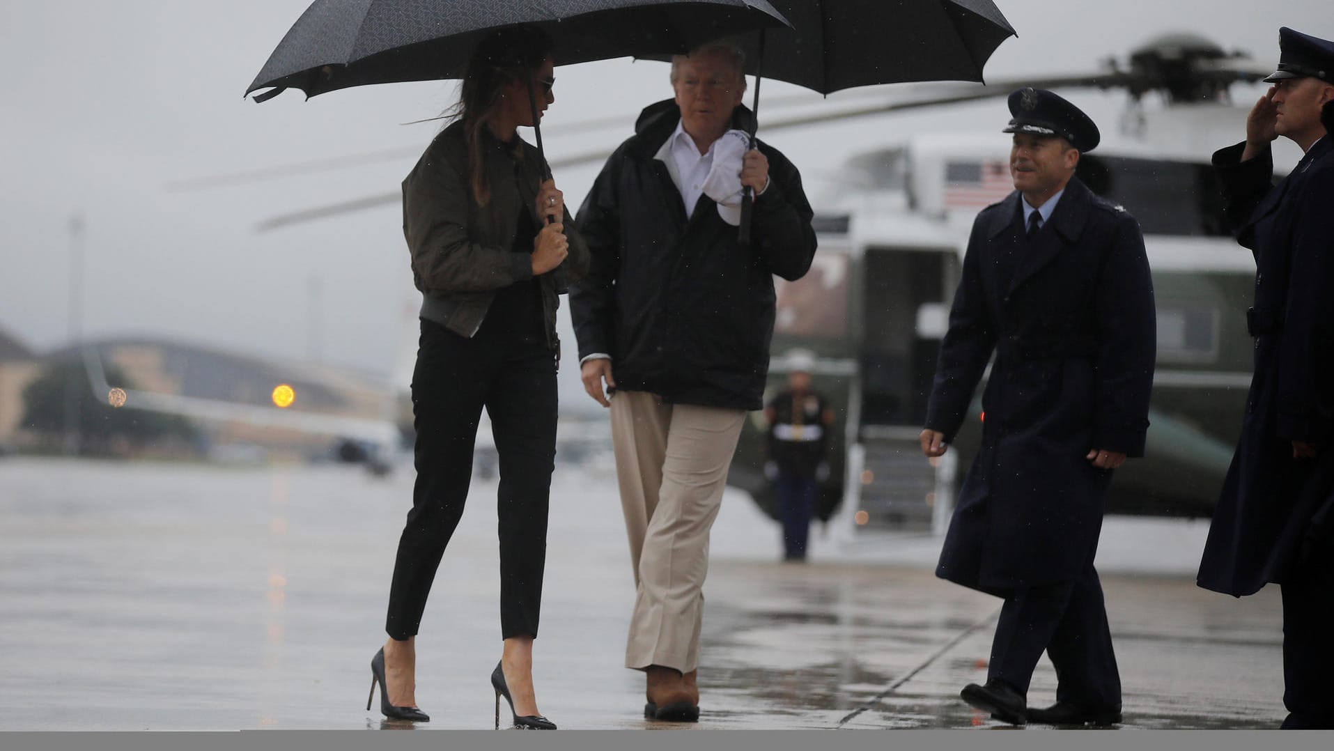 Mit Caprihose, Bomberjacke und gefährlich hohen Stilettos trat Melania Trump die Reise ins Flutgebiet von Texas an. Mit Caprihose, Bomberjacke und gefährlich hohen Stilettos trat Melania Trump die Reise ins Flutgebiet von Texas an.