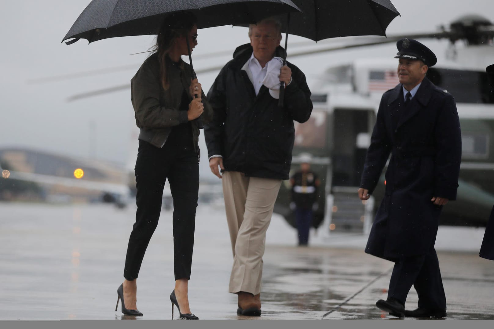 Mit Caprihose, Bomberjacke und gefährlich hohen Stilettos trat Melania Trump die Reise ins Flutgebiet von Texas an.