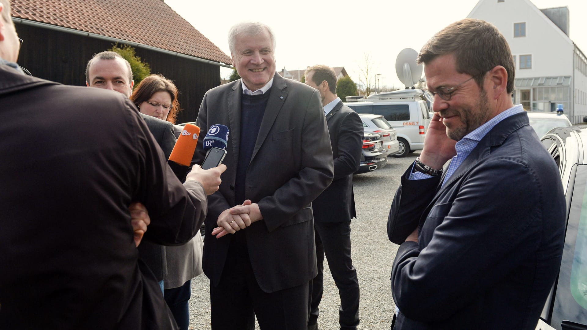 Im März 2017 traf sich Karl-Theodor zu Guttenberg (r.) unter anderem mit CSU-Chef Horst Seehofer zu einem Partei-internen Gesprächskreis in Neufahrn (Bayern).