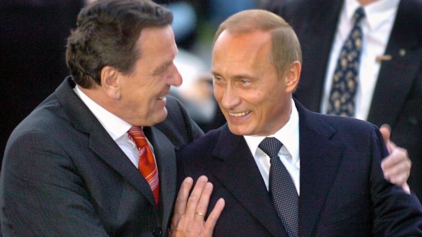 Verstanden sich schon 2004 blendend: Der damalige Bundeskanzler Gerhard Schröder und Wladimir Putin.