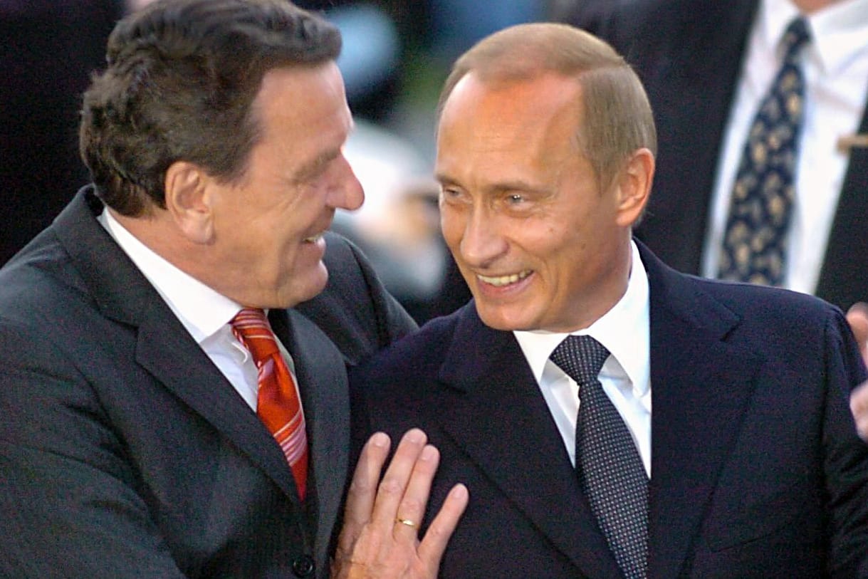 Verstanden sich schon 2004 blendend: Der damalige Bundeskanzler Gerhard Schröder und Wladimir Putin.
