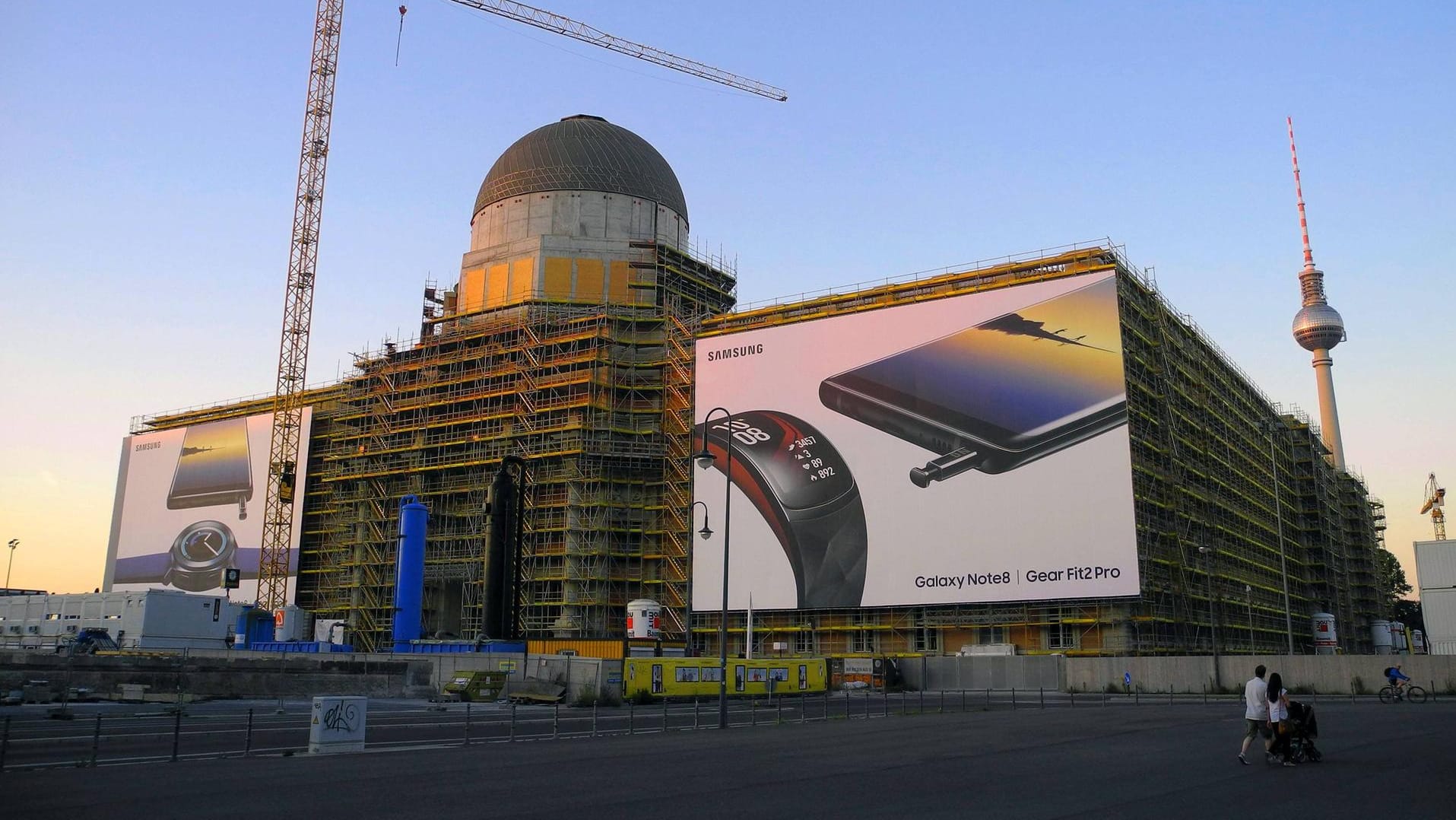 Handywerbung am Humboldt-Forum in Berlin zur IFA.