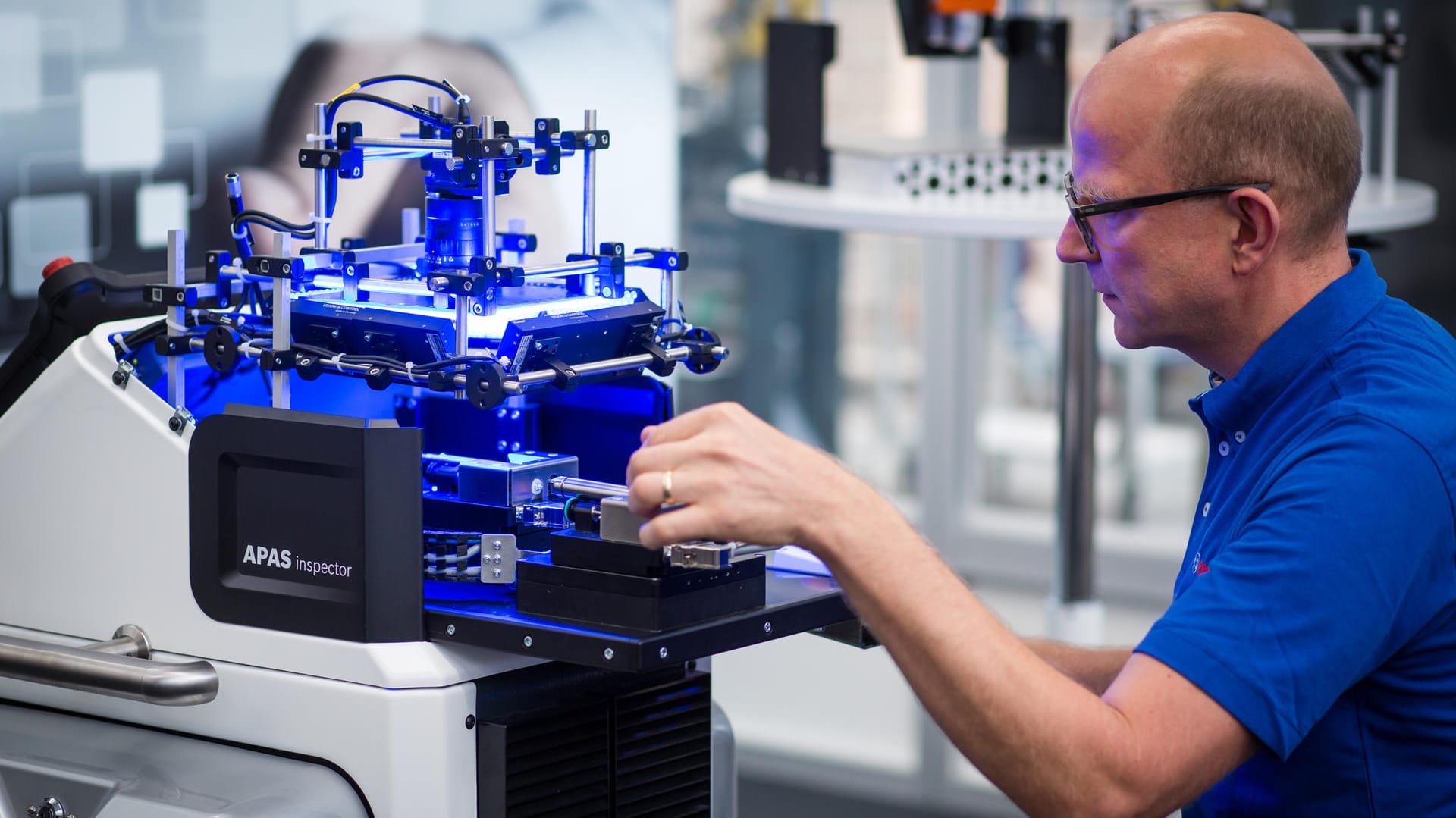 Ein Mitarbeiter prüft bei Bosch die Qualität eines Werkteils: Vor allem bei technischen Berufen könnte der Mangel an Fachkräften bald akut werden, fürchten die Wissenschaftler.