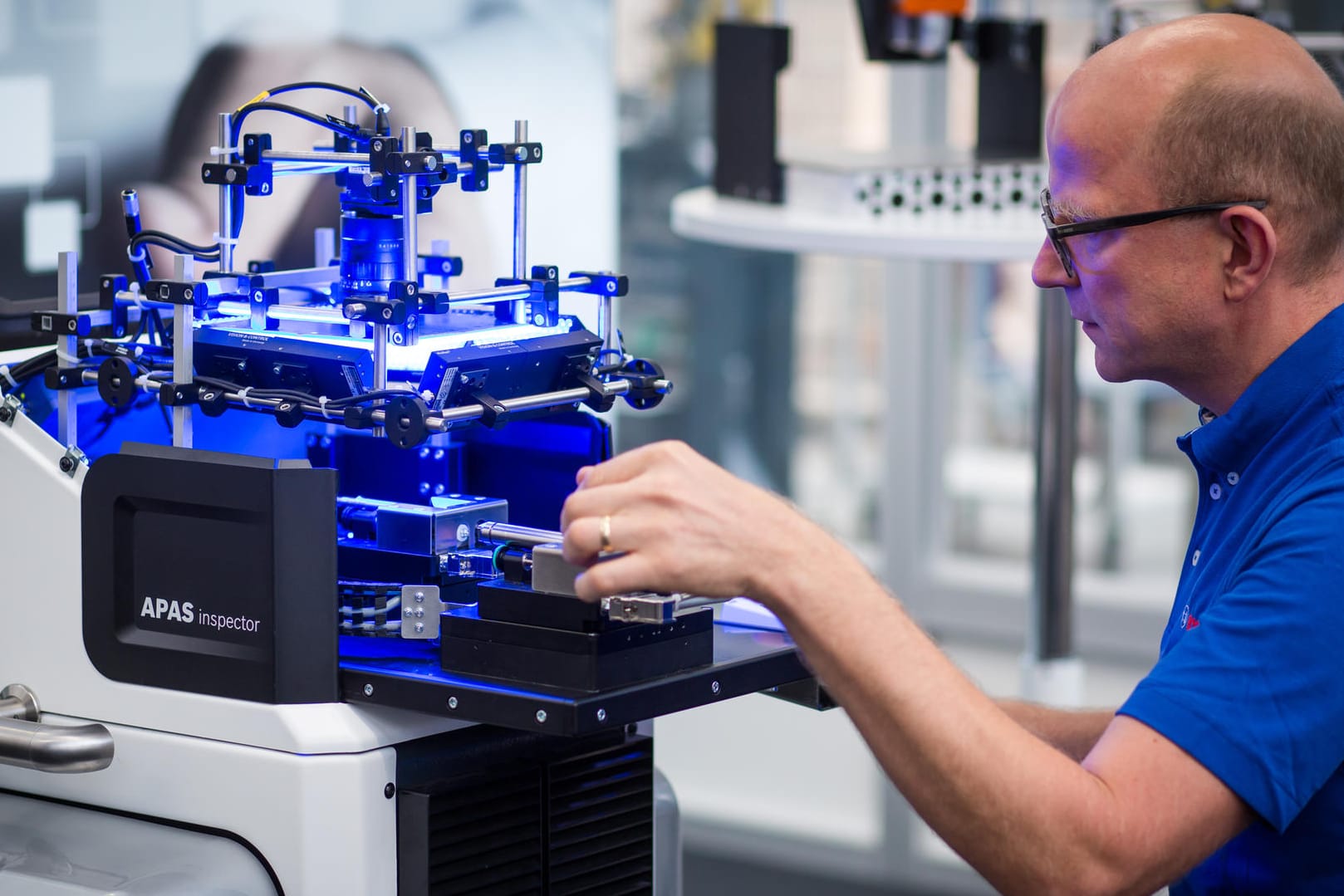 Ein Mitarbeiter prüft bei Bosch die Qualität eines Werkteils: Vor allem bei technischen Berufen könnte der Mangel an Fachkräften bald akut werden, fürchten die Wissenschaftler.