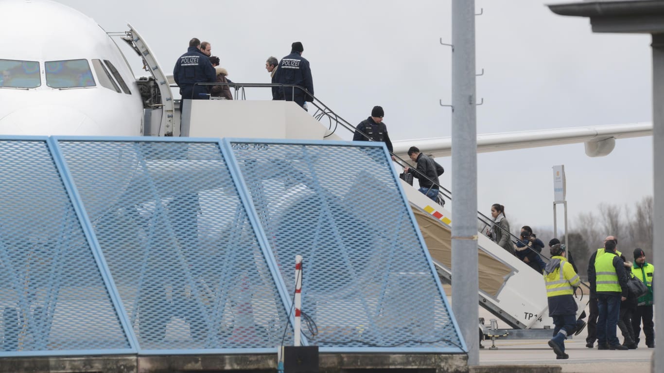 Abgelehnte Asylbewerber besteigen in Rheinmünster ein Flugzeug, das sie in ihr Herkunftsland bringt.