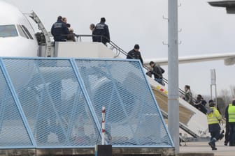 Abgelehnte Asylbewerber besteigen in Rheinmünster ein Flugzeug, das sie in ihr Herkunftsland bringt.