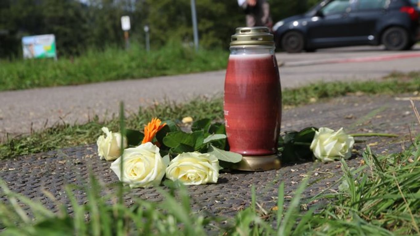 Eine Kerze und Blumen neben dem Radweg bei Immenstadt im Allgäu.