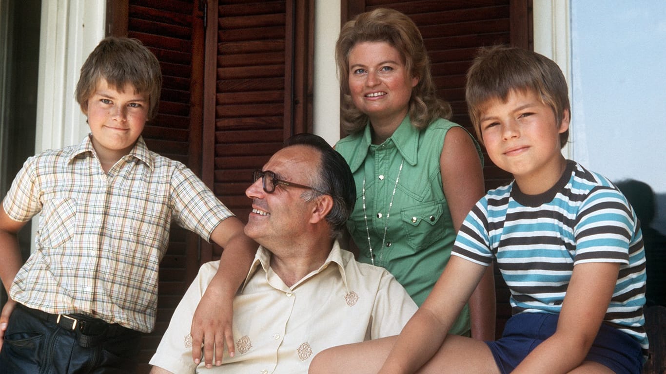 Helmut Kohl 1975 mit Ehefrau Hannelore und seinen Söhnen Walter (l.) und Peter.