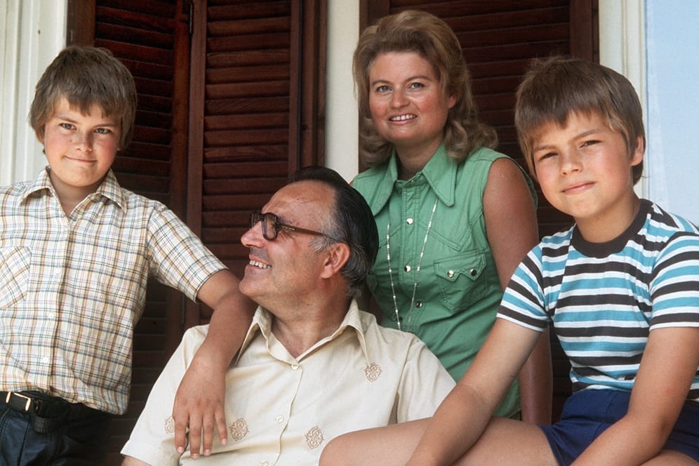 Helmut Kohl 1975 mit Ehefrau Hannelore und seinen Söhnen Walter (l.) und Peter.