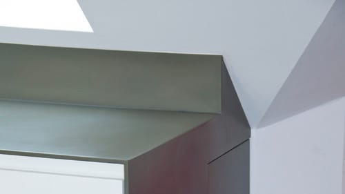 Bei Arbeitsplatten aus Corian oder Cristalite bleiben bezüglich Hygiene, Robustheit, Härte und Pflegeleichtigkeit keine Wünsche offen.