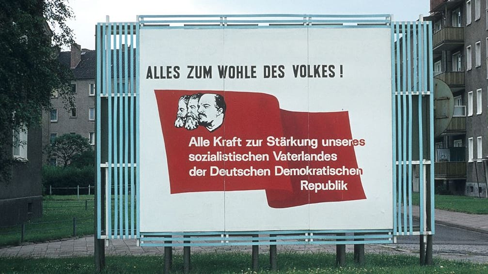 Das unbearbeitete Original-Foto. Bildfarbe und Text wurden geändert und das Plakat etwas weiter aufgezogen.