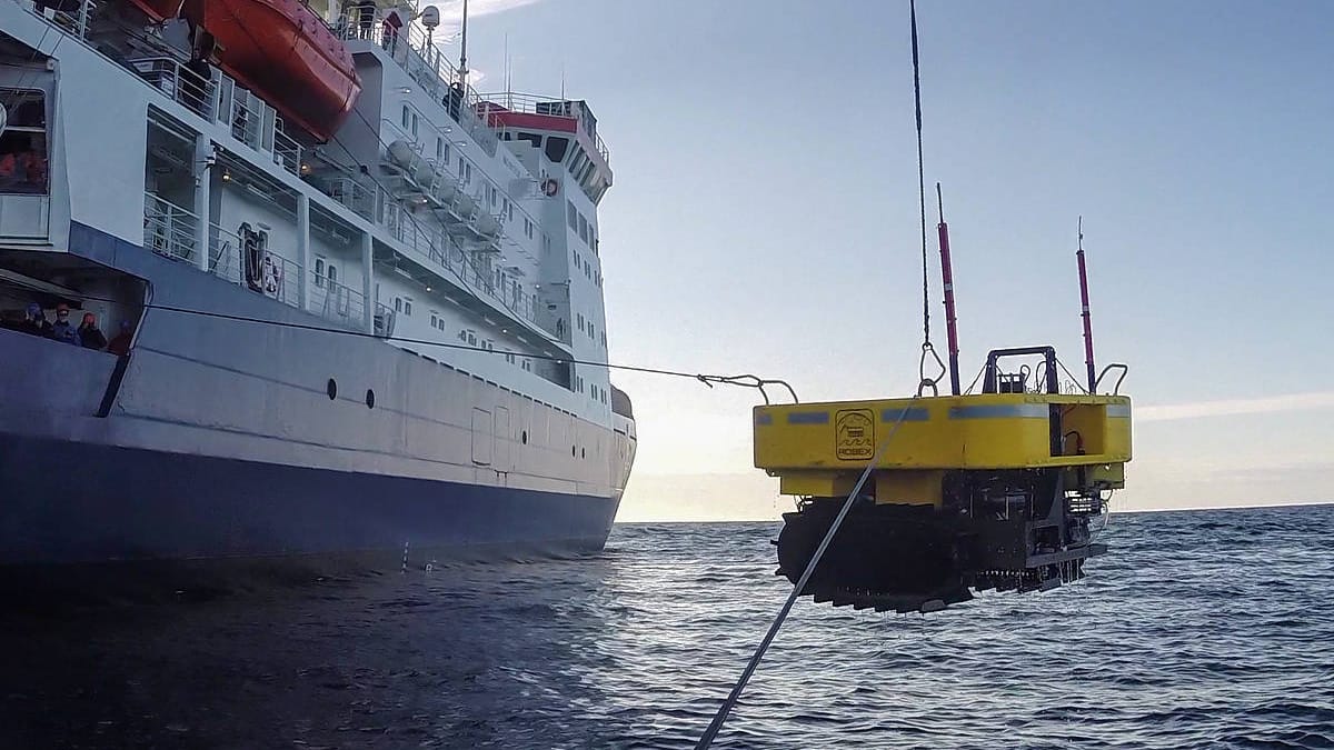Nach über einem Jahr in 2435 Metern Wassertiefe wird der Unterwasserroboter "Tramper" und unter dem arktischen Eis geborgen. Nach über einem Jahr in 2435 Metern Wassertiefe wird der Unterwasserroboter "Tramper" und unter dem arktischen Eis geborgen.