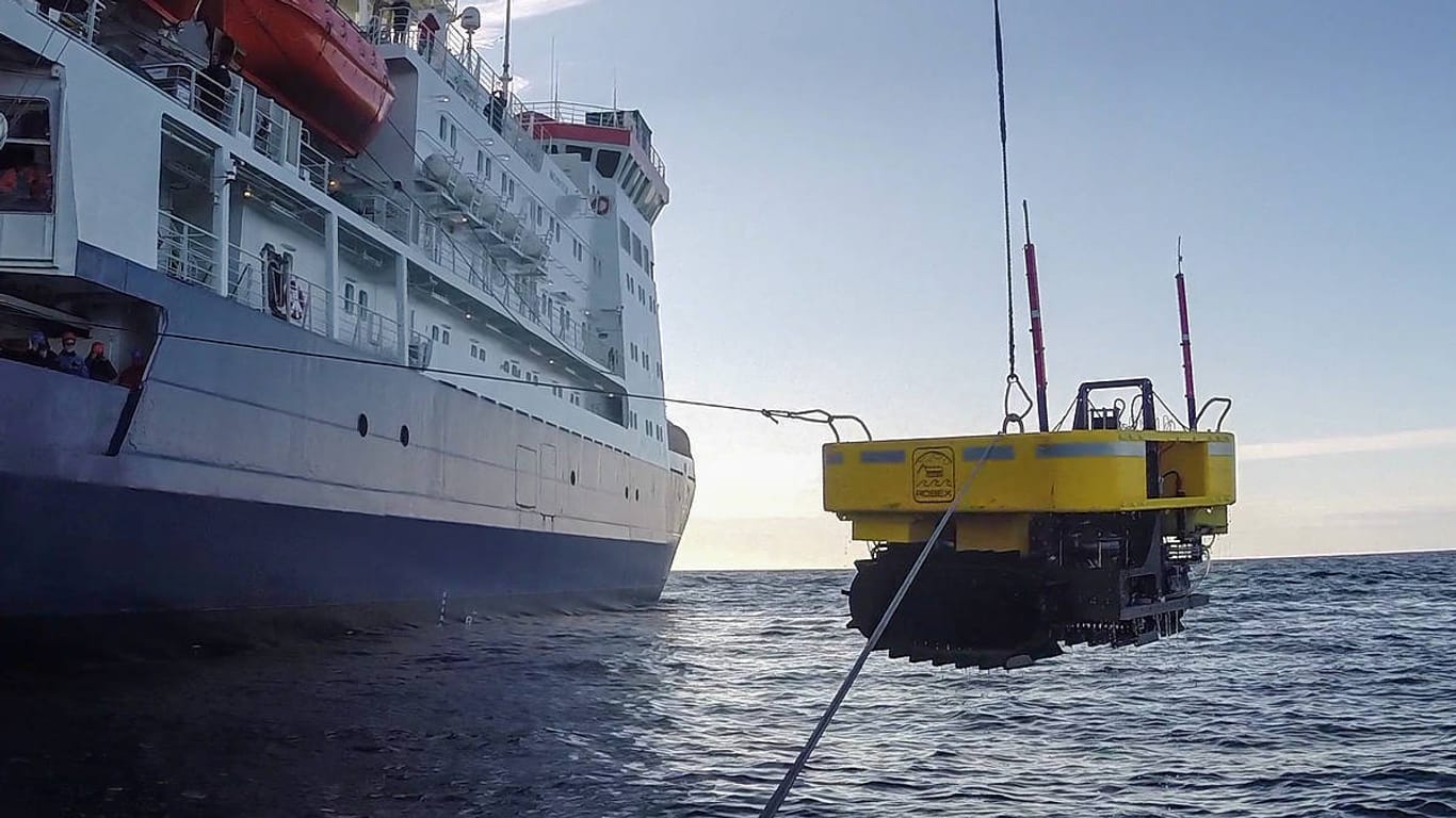 Nach über einem Jahr in 2435 Metern Wassertiefe wird der Unterwasserroboter "Tramper" und unter dem arktischen Eis geborgen.