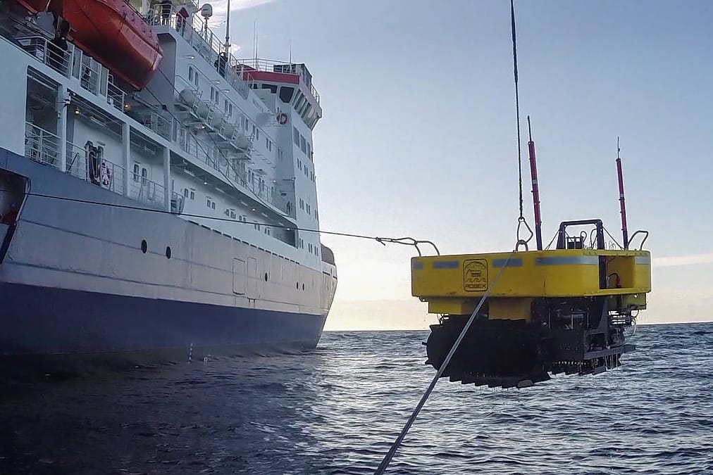 Nach über einem Jahr in 2435 Metern Wassertiefe wird der Unterwasserroboter "Tramper" und unter dem arktischen Eis geborgen.