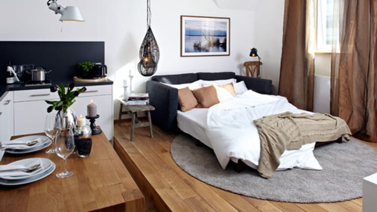 Tagsüber ein bequemes Sofa, nachts bei Bedarf eine Schlafmöglichkeit: das Schlafsofa.