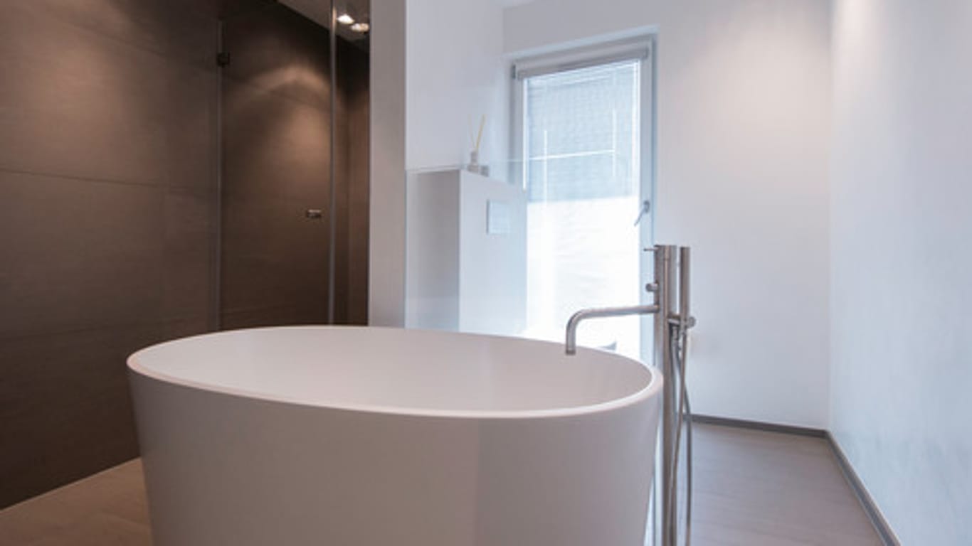 Für ein schlauchartiges Bad in Wiesbaden fand Axel Fröhlich das perfekte Modell – inklusive freistehender Armatur.