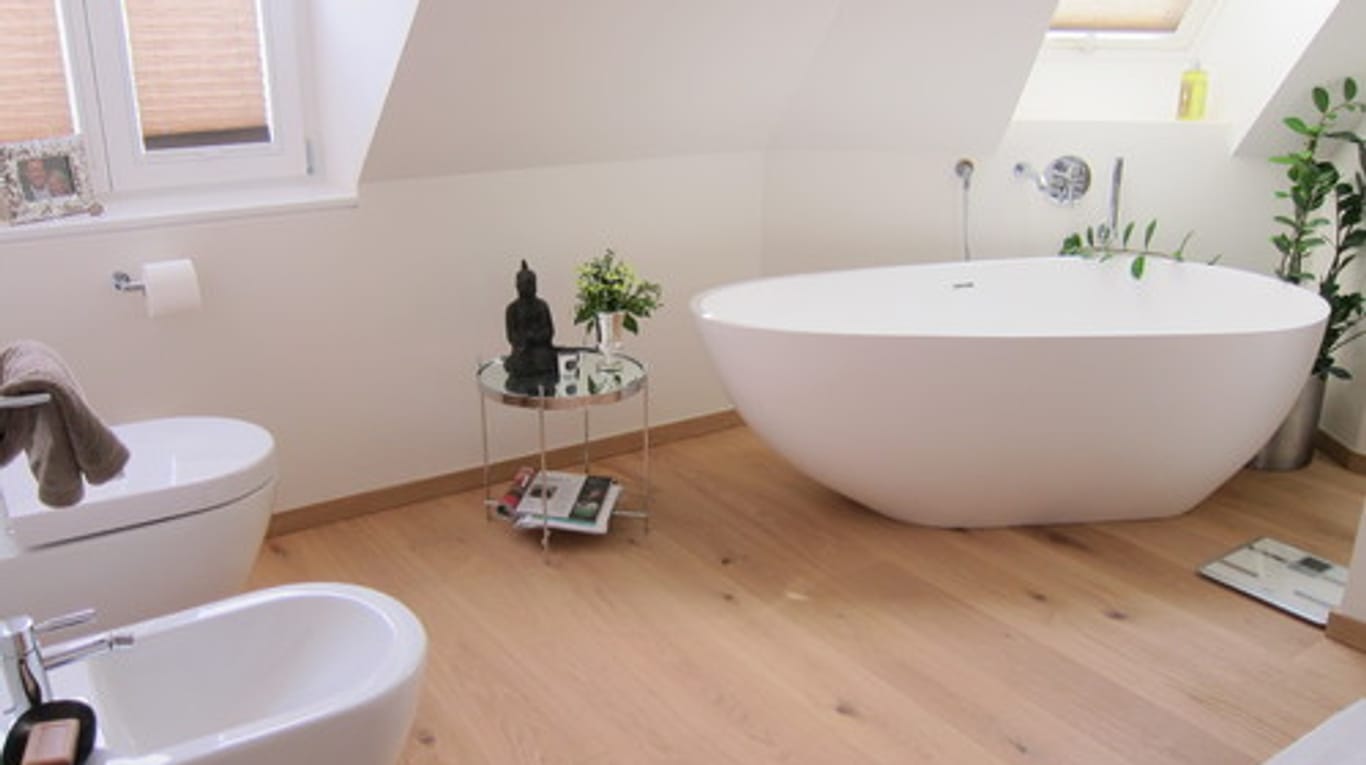 Vermeiden Sie die Platzierung der Badewanne in einer Zimmerecke oder mit wenig Abstand zu der nächsten Wand.