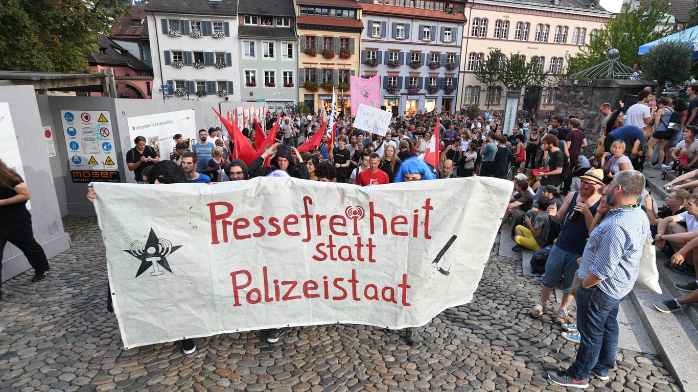 Anhänger der linken Szene protestierten in Freiburg (Baden-Württemberg) gegen das Verbot der als linksextremistisch eingestuften Internetplattform «linksunten.indymedia.org».