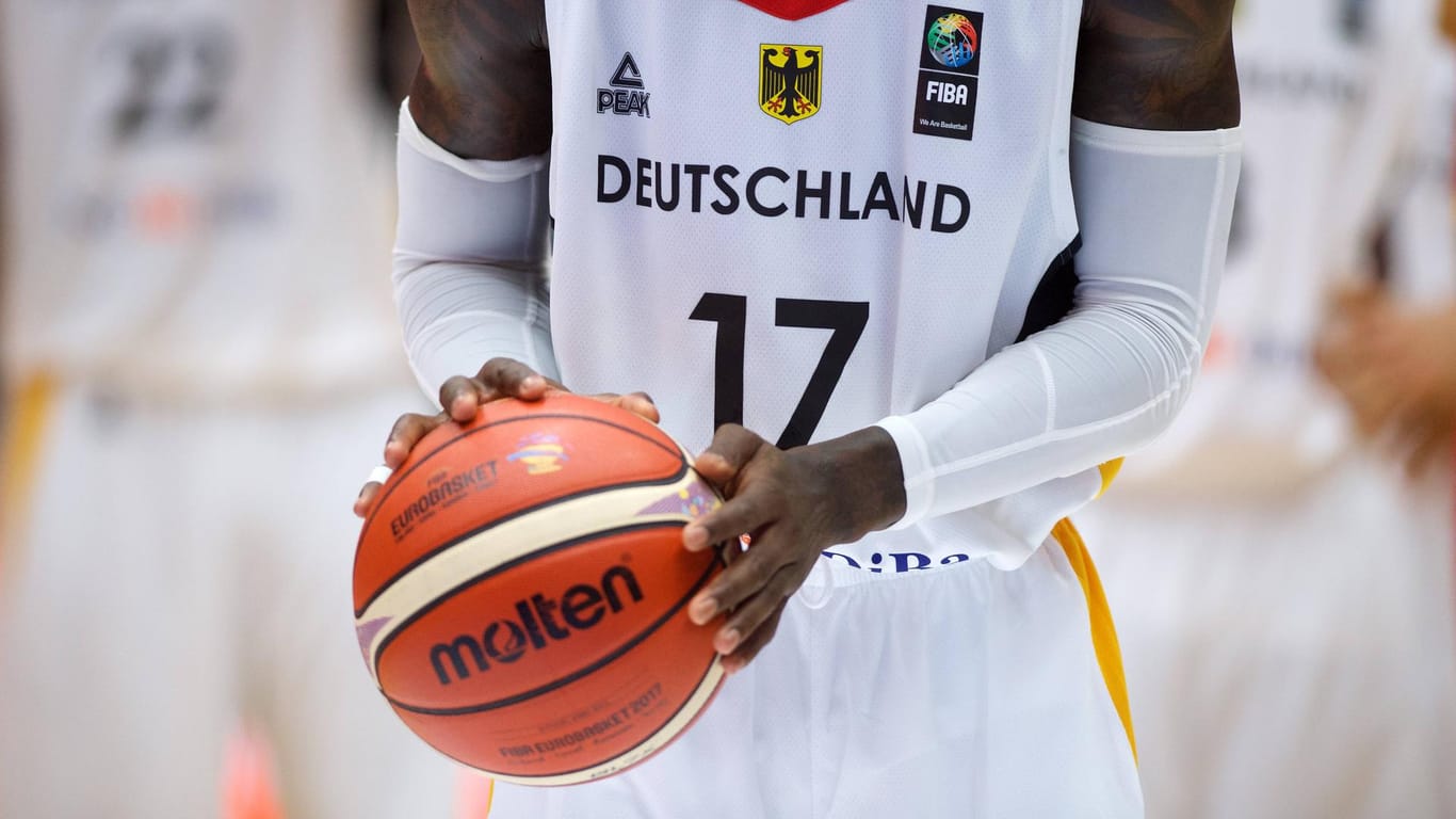 DBB-Star Dennis Schröder mit einem Basketball der Marke "Molten".