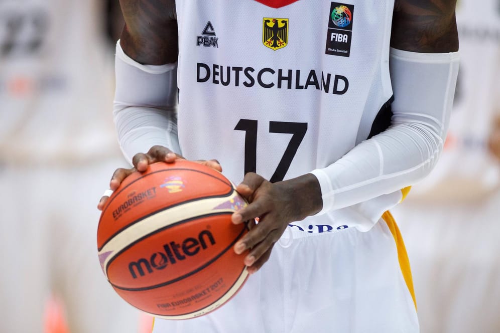 DBB-Star Dennis Schröder mit einem Basketball der Marke "Molten".