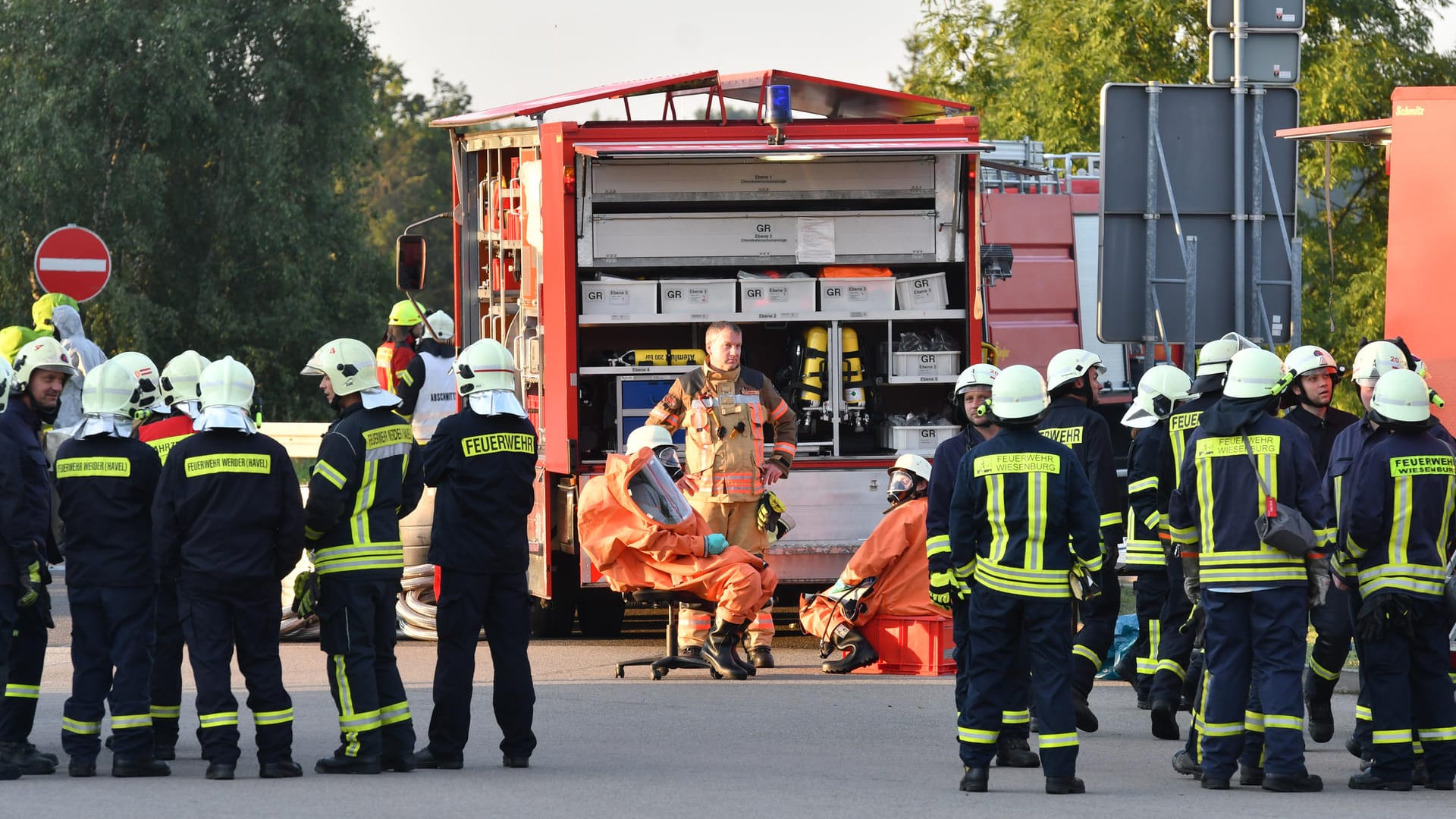 Spezialkräfte in Cemikalienschutzanzügen