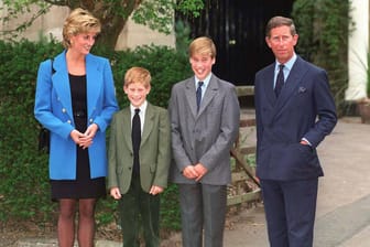 Prinz Harry und Prinz William sind die Söhne von Prinz Charles un der verstorbenen Lady Di.