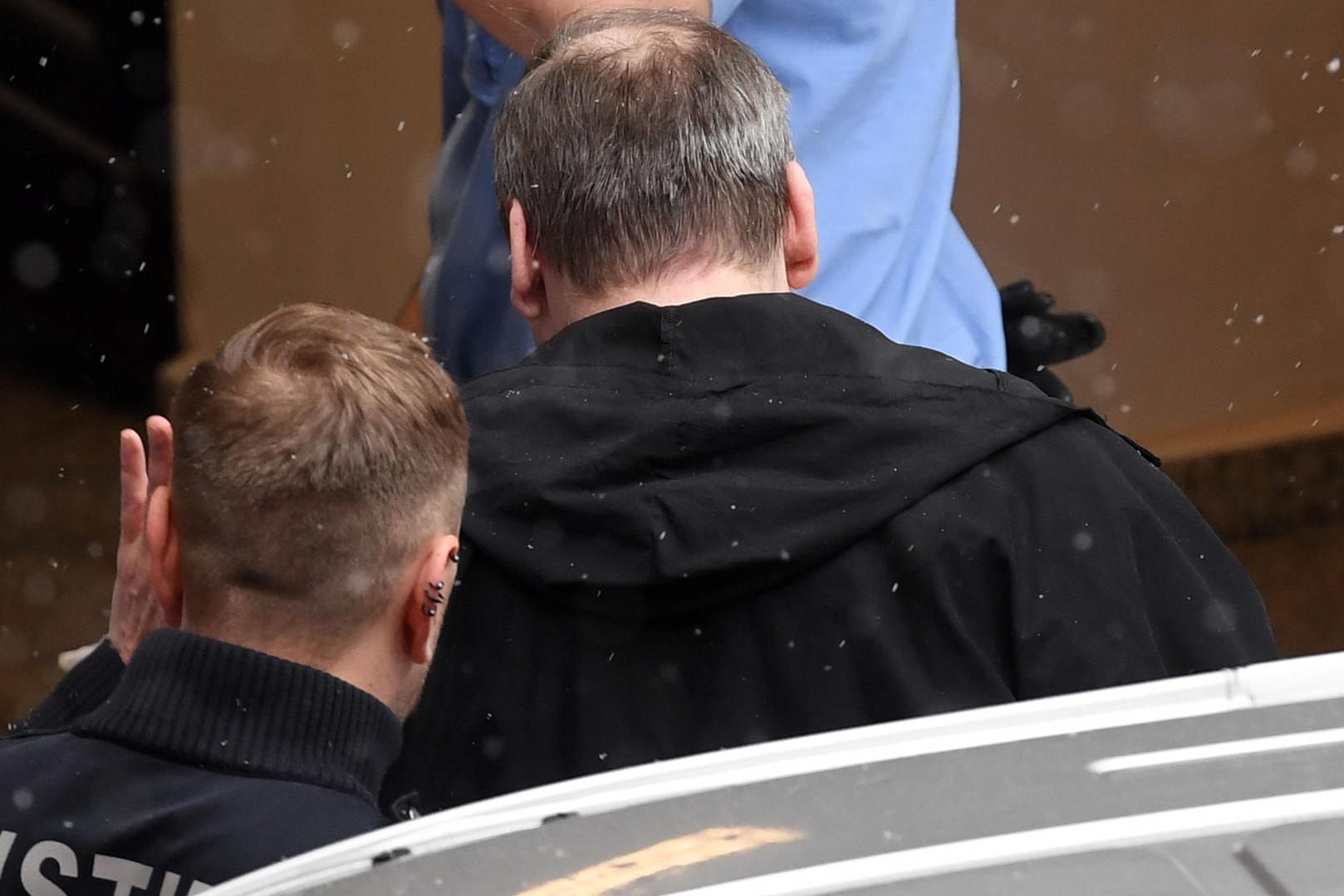 Der Angeklagte im Mordfall Heike Wunderlich steigt im Hof des Landgerichts Zwickau aus einem Fahrzeug der Justiz aus. Die Straftat liegt fast 30 Jahre zurück.