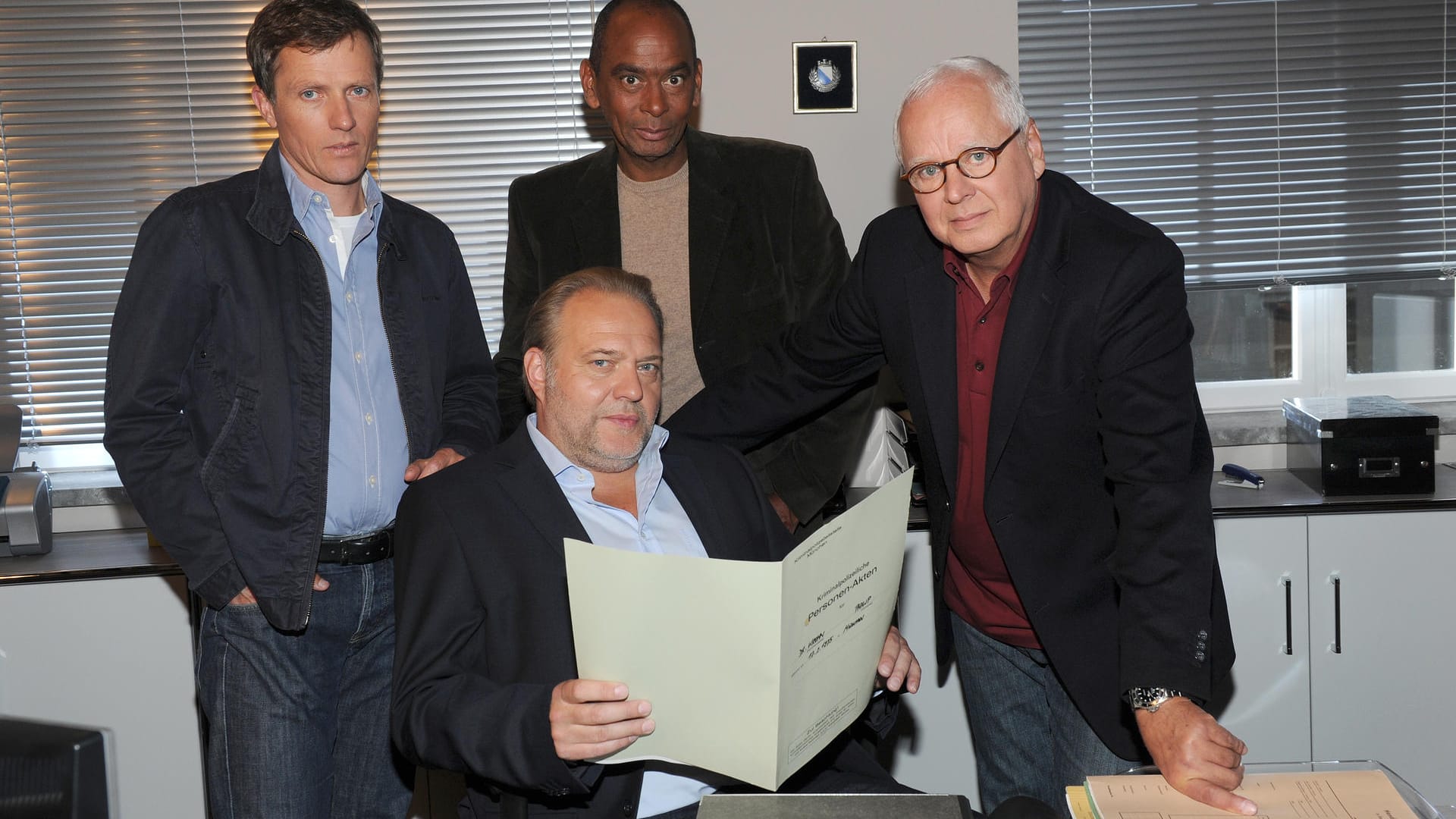 Die Schauspieler Markus Böttcher (v-l), Jan-Gregor Kremp (sitzend), Pierre Sanoussi-Bliss und Michael Ande