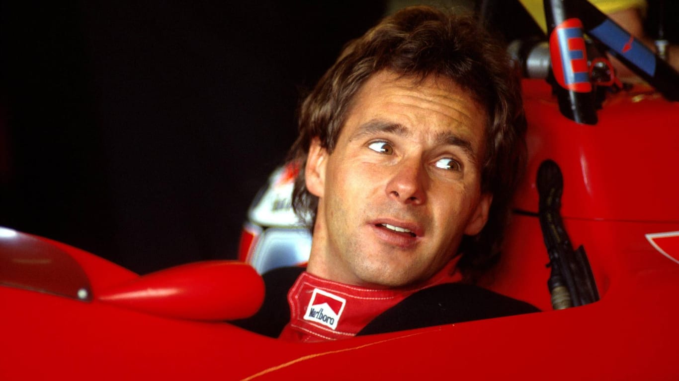 1988: Gerhard Berger sitzt im Cockpit seines Ferrari.