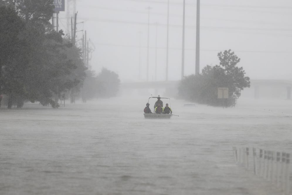 Einsatzkräfte des texanischen Grenzschutzes durchqueren in Humble bei Houston die Fluten.