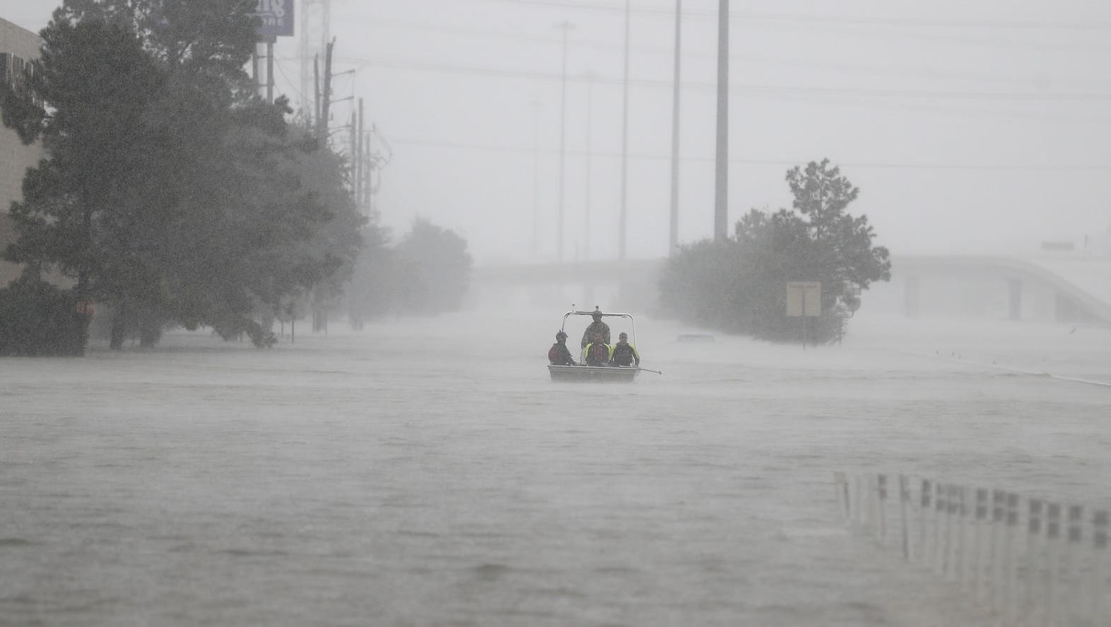 Einsatzkräfte des texanischen Grenzschutzes durchqueren in Humble bei Houston die Fluten. Einsatzkräfte des texanischen Grenzschutzes durchqueren in Humble bei Houston die Fluten.