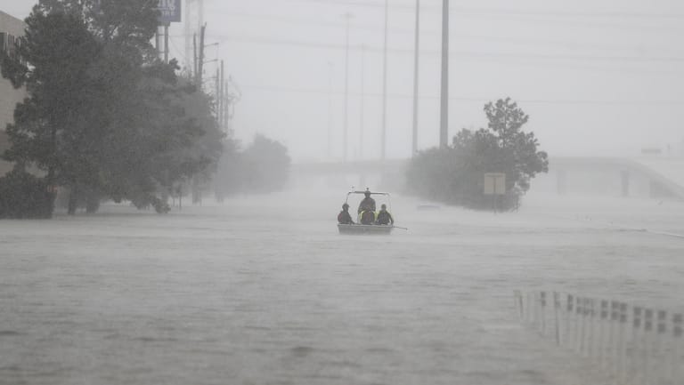 Einsatzkräfte des texanischen Grenzschutzes durchqueren in Humble bei Houston die Fluten.