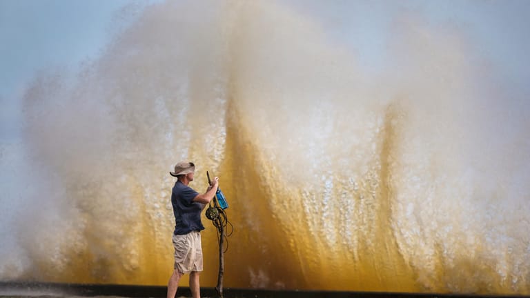 Wand aus Wasser: Auswirkungen des Tropensturms "Harvey" am Mittwoch in Mandeville (Louisiana).
