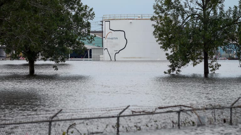 Die Fabrik des Petrochemie-Konzerns Arkema in Crosby nahe Houston (Texas) drohte am Mittwoch (Ortszeit) wegen der Überschwemmungen durch den Tropensturm "Harvey" zu explodieren.