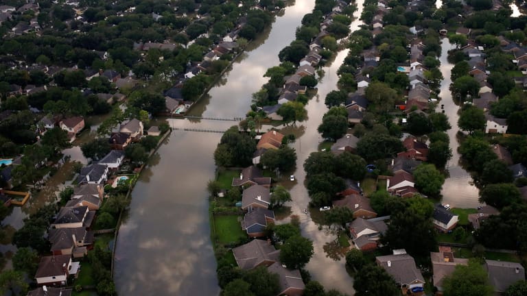 Die US-Millionenmetropole Houston (Texas) steht unter Wasser, wie hier im Nordwesten der Stadt.