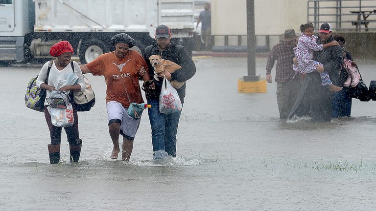 In Port Arthur, an der Grenze zwischen Texas und Louisiana, fielen am Mittwoch innerhalb von 24 Stunden 66 Zentimeter Regen pro Quadratmeter.