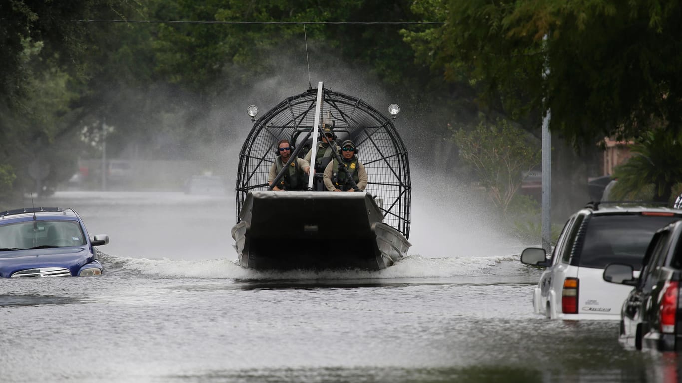 Ein Boot der US-Grenzpolizei fährt in Houston über eine vom Tropensturm "Harvey" überflutete Straße.