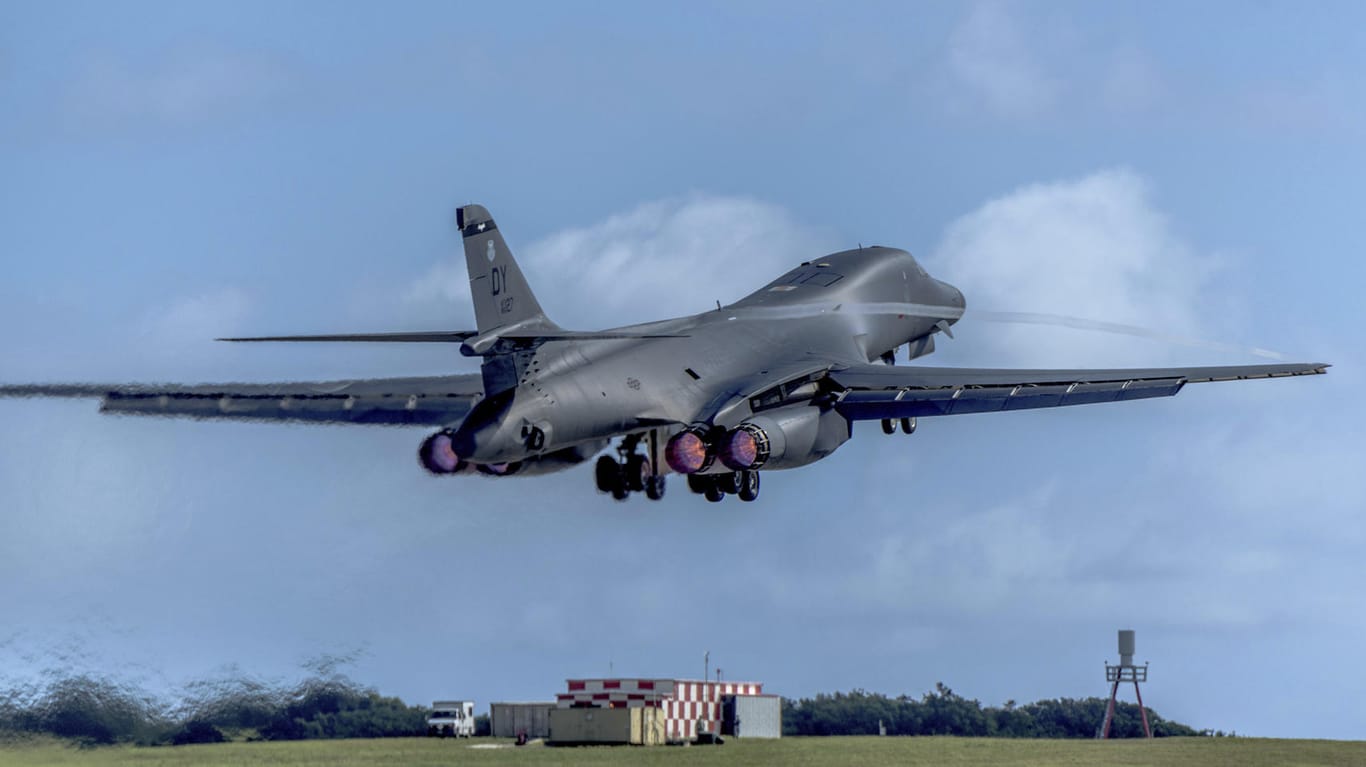 Ein US Air Force B-1B Kampfflugzeug hebt von der Anderson Air Force Base im US-Überseegebiet Guam ab.