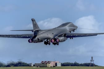 Ein US Air Force B-1B Kampfflugzeug hebt von der Anderson Air Force Base im US-Überseegebiet Guam ab.