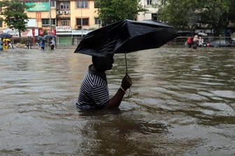 Nach dem heftigen Monsunregen steht diese Straße in Mumbai (Indien) vollkommen unter Wasser.