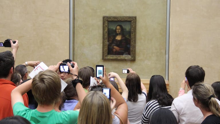 Fotografierende Menschen im Louvre in Paris: Fotografieren in Museen ist immer erlaubt, wenn es nicht ausdrücklich verboten ist.