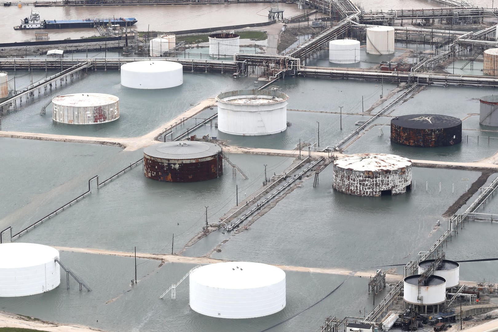 Die petrochemische Anlage in Pasadena (Texas) ist wegen des Hochwassers überflutet.