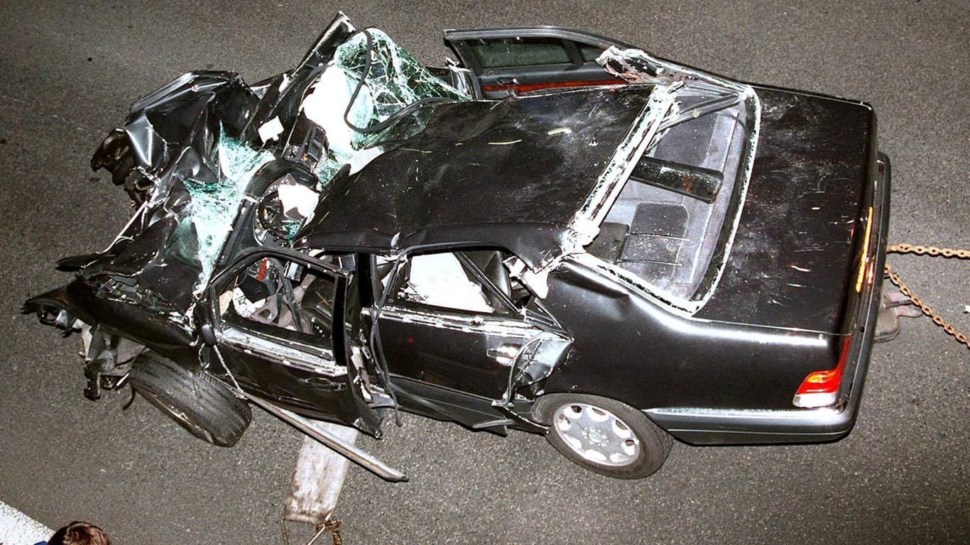 Bei einem Unfall mit diesem Mercedes S 280 kamen Diana, Dodi Al-Fayed und der Fahrer Henri Paul ums Leben. Die beiden Männer starben schon am Ort des Geschehens, Diana wurde mehrere Stunden später im Krankenhaus für Tod erklärt. Al-Fayeds Leibwächter Trevor Rees-Jones überlebte den Crash schwer verletzt.